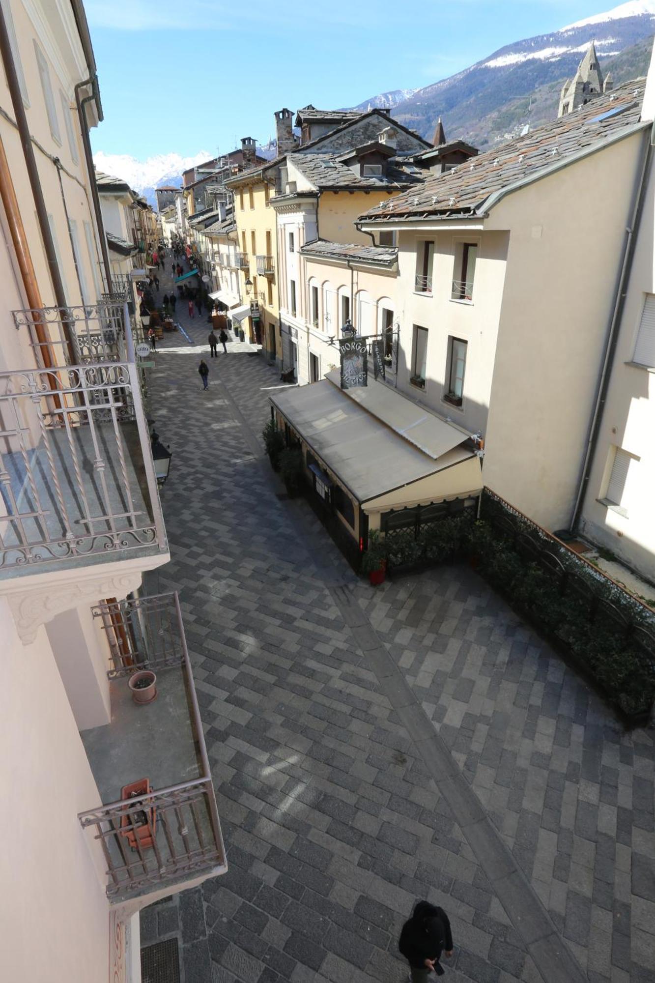 L'Abri En Ville - Parcheggio Privato A 100 Mt Ed Accesso Con Auto Nell'Area Pedonale Aosta Esterno foto