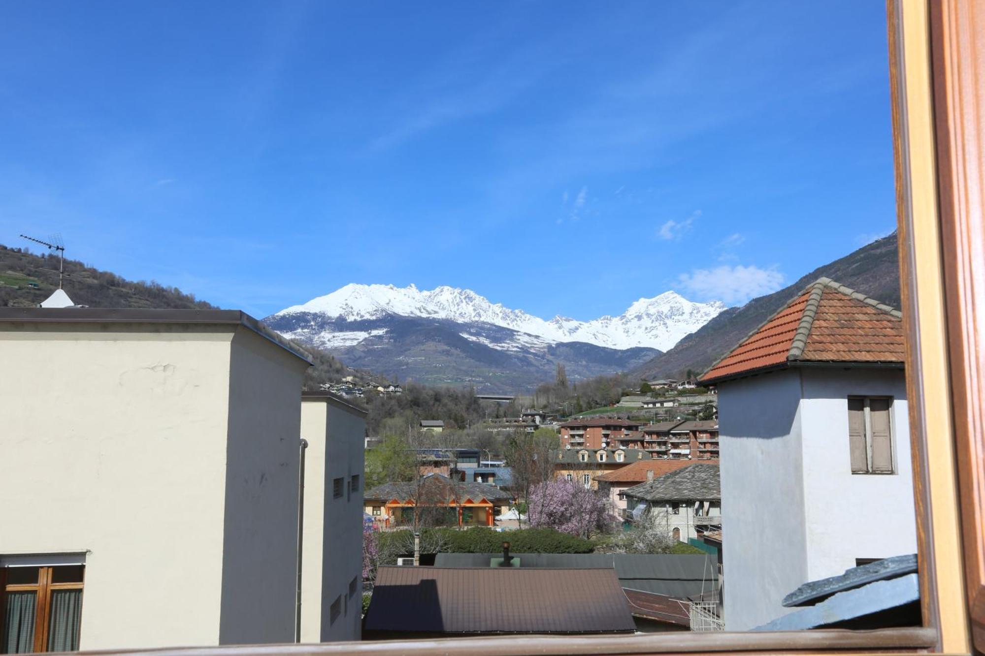 L'Abri En Ville - Parcheggio Privato A 100 Mt Ed Accesso Con Auto Nell'Area Pedonale Aosta Esterno foto
